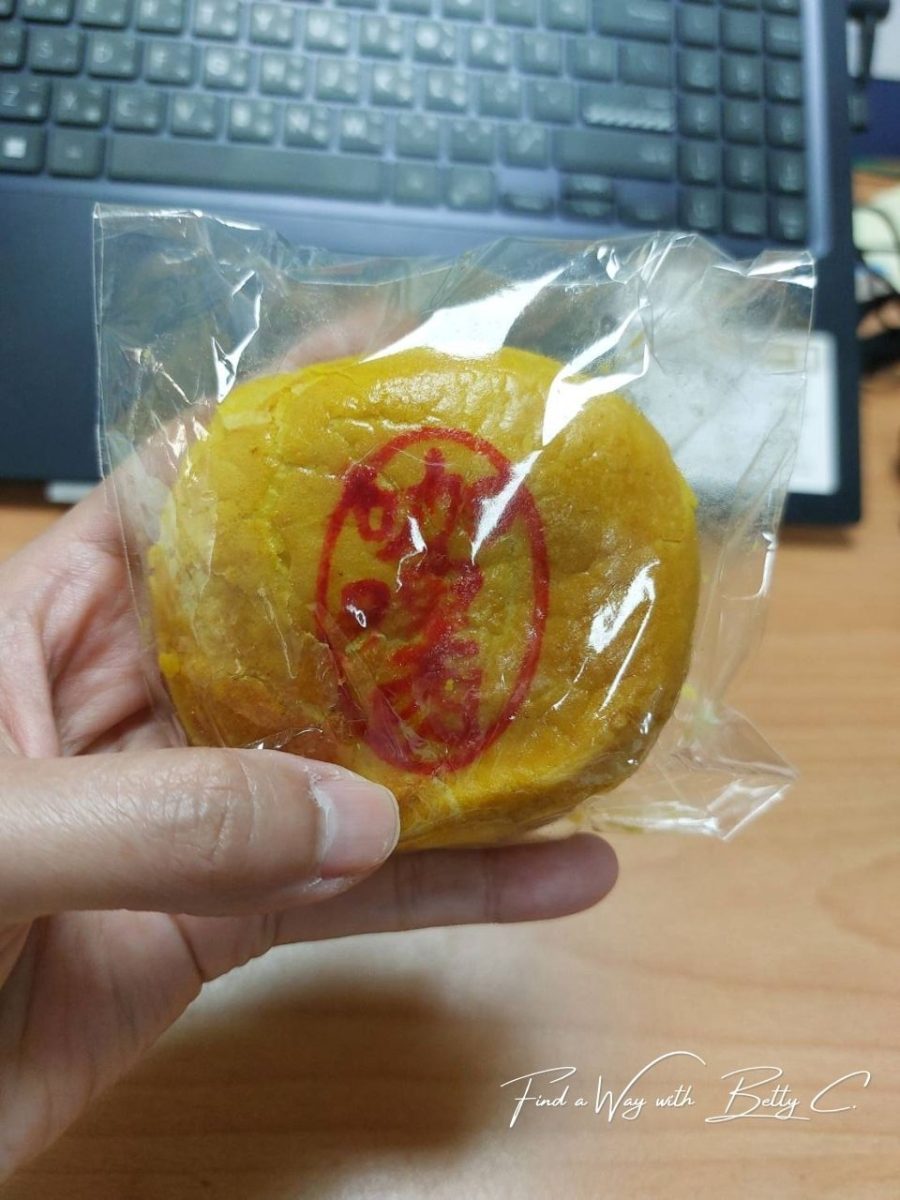 一顆剛出爐的咖哩餅