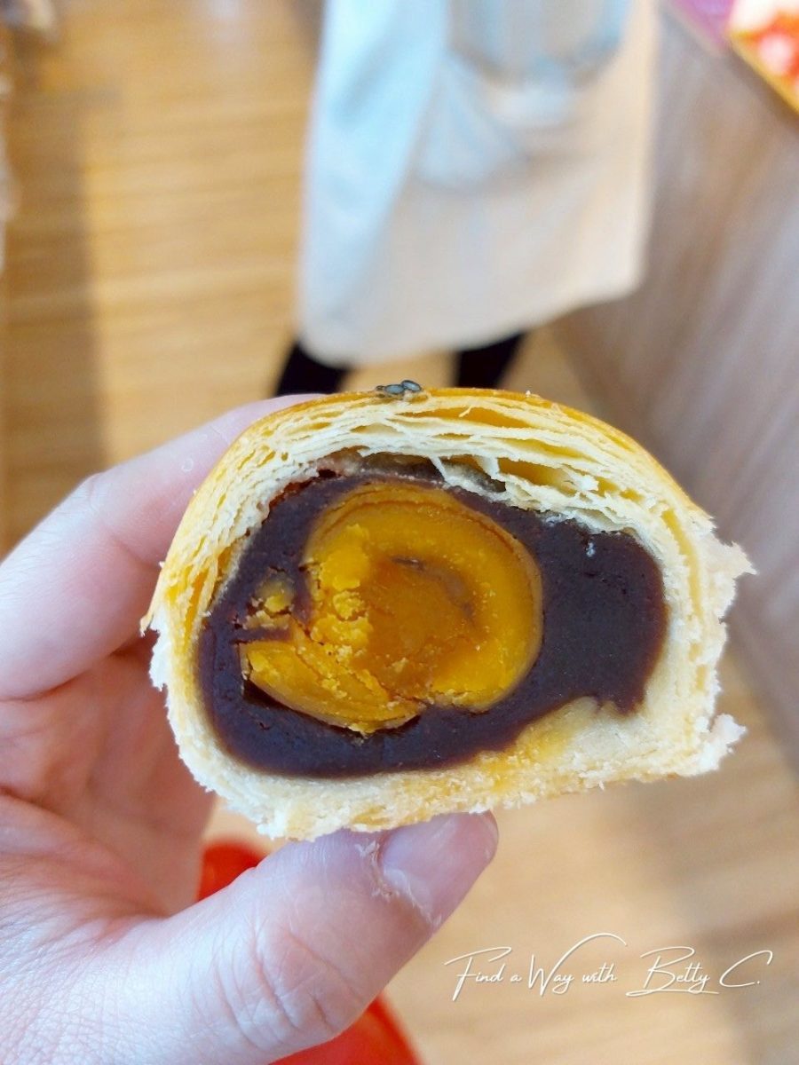 店員切開分享的蛋黃酥橫切面