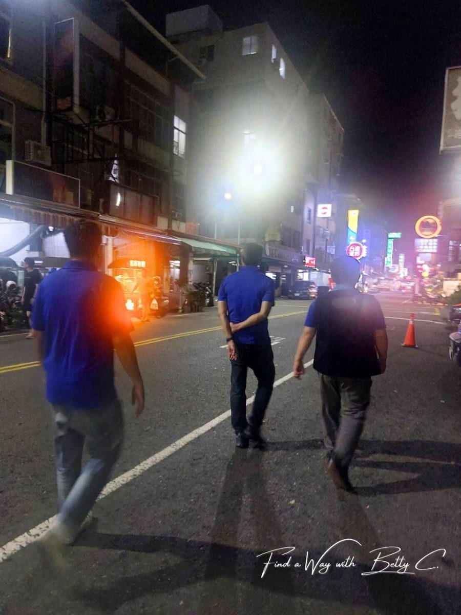 夜晚走在高雄街頭,為了宵夜行程而衝刺
