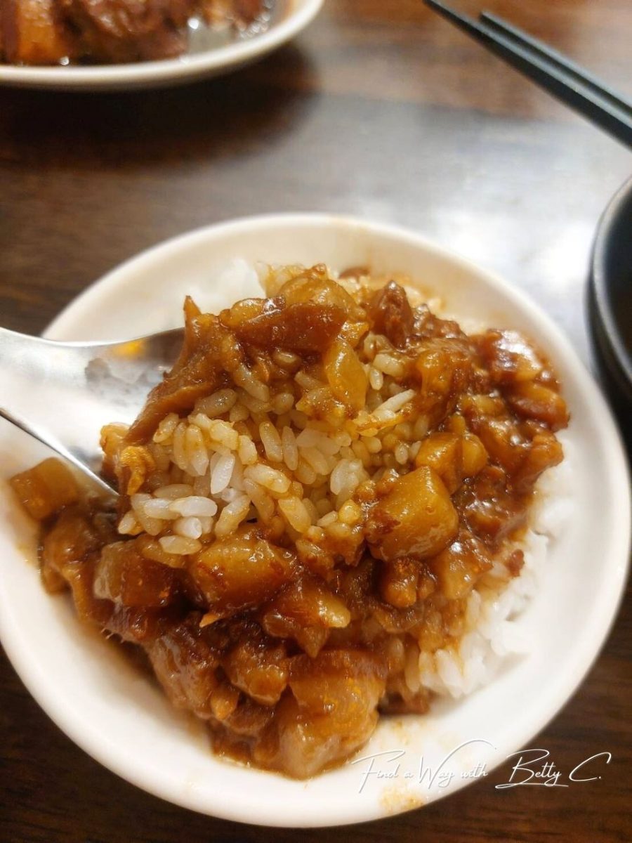 柏弘肉燥飯近拍,滿滿膠質肥肉鋪在米飯上