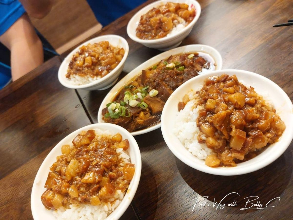 多碗肉燥飯與腿庫飯擺在桌上,一次大滿足