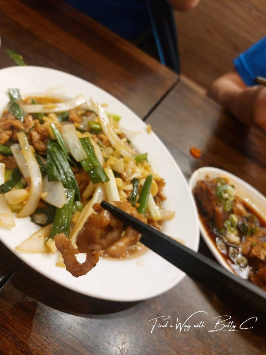 柏弘蔥爆豬肉熱炒,搭配洋蔥與蔥段炒香上桌