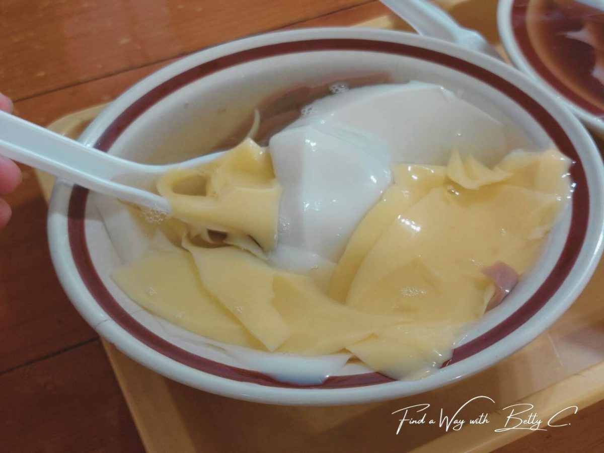 Three color pudding close